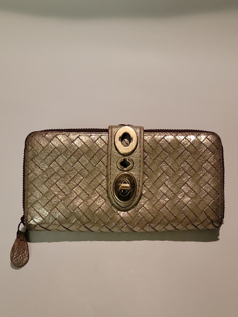 COACH VINTAGE METALLIC GOLD WOVEN TURN-LOCK CLUTCH WALLET